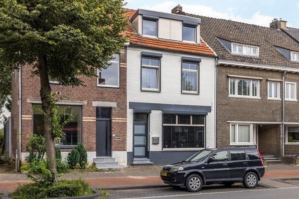 Te koop: Tussenliggende ruime gemoderniseerde jaren 30 woning in Geleen nabij alle voorzieningen